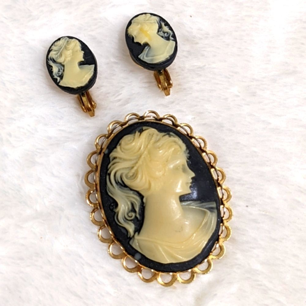 Vintage 1950's  Faux Cameo Brooche & Clip Earrings Black & Ivory